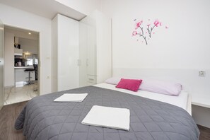 3 bedrooms, Internet, bed sheets - Apartments Danica, (15608), Crikvenica, hr (Crikvenica)