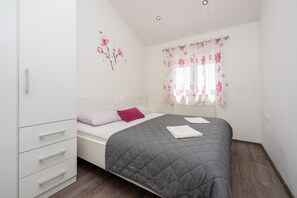 3 bedrooms, internet, bed sheets - Apartments Danica, (15608), Crikvenica, hr (Crikvenica)