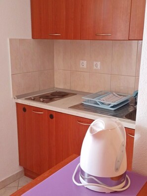 Fridge, microwave, toaster, cookware/dishes/utensils - Apartments Ruža, (10978), Baška Voda, hr (Baška Voda)