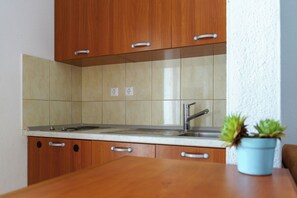 Een koelkast, een microgolfoven, een broodrooster