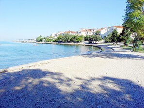 Una spiaggia nelle vicinanze