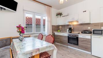 Een koelkast, een magnetron, een vaatwasser, een broodrooster