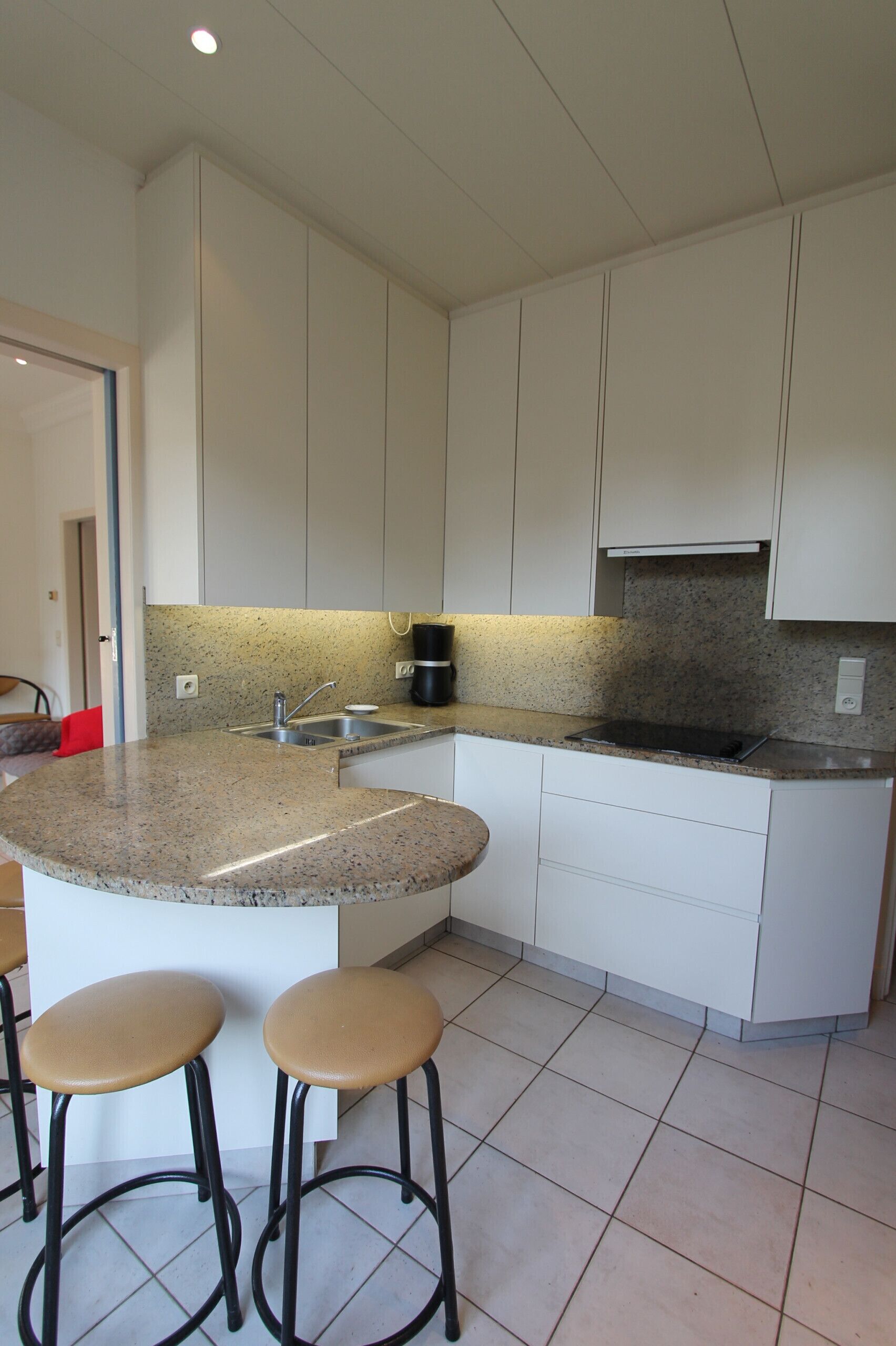 Een koelkast, een microgolfoven, een oven, een vaatwasser