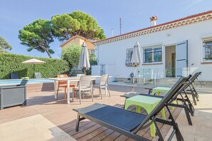 An outdoor patio with a pool, lounge chairs, and a table with chairs. - La Ritournelle - Within walking distance of the beach of Cap d'Antibes. (Antibes)