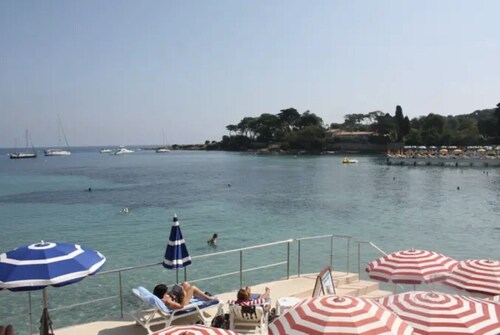 La Ritournelle - Within walking distance of the beach of Cap d'Antibes.