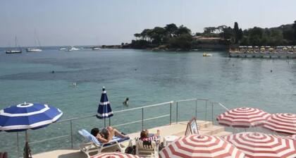 La Ritournelle - Within walking distance of the beach of Cap d'Antibes.