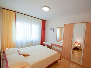 3 slaapkamers, een strijkplank/strijkijzer, internet, beddengoed