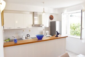 Fridge, cookware/dishes/utensils