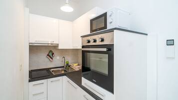 Fridge, cookware/dishes/utensils