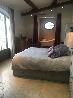3 slaapkamers, een strijkplank/strijkijzer, wifi, beddengoed