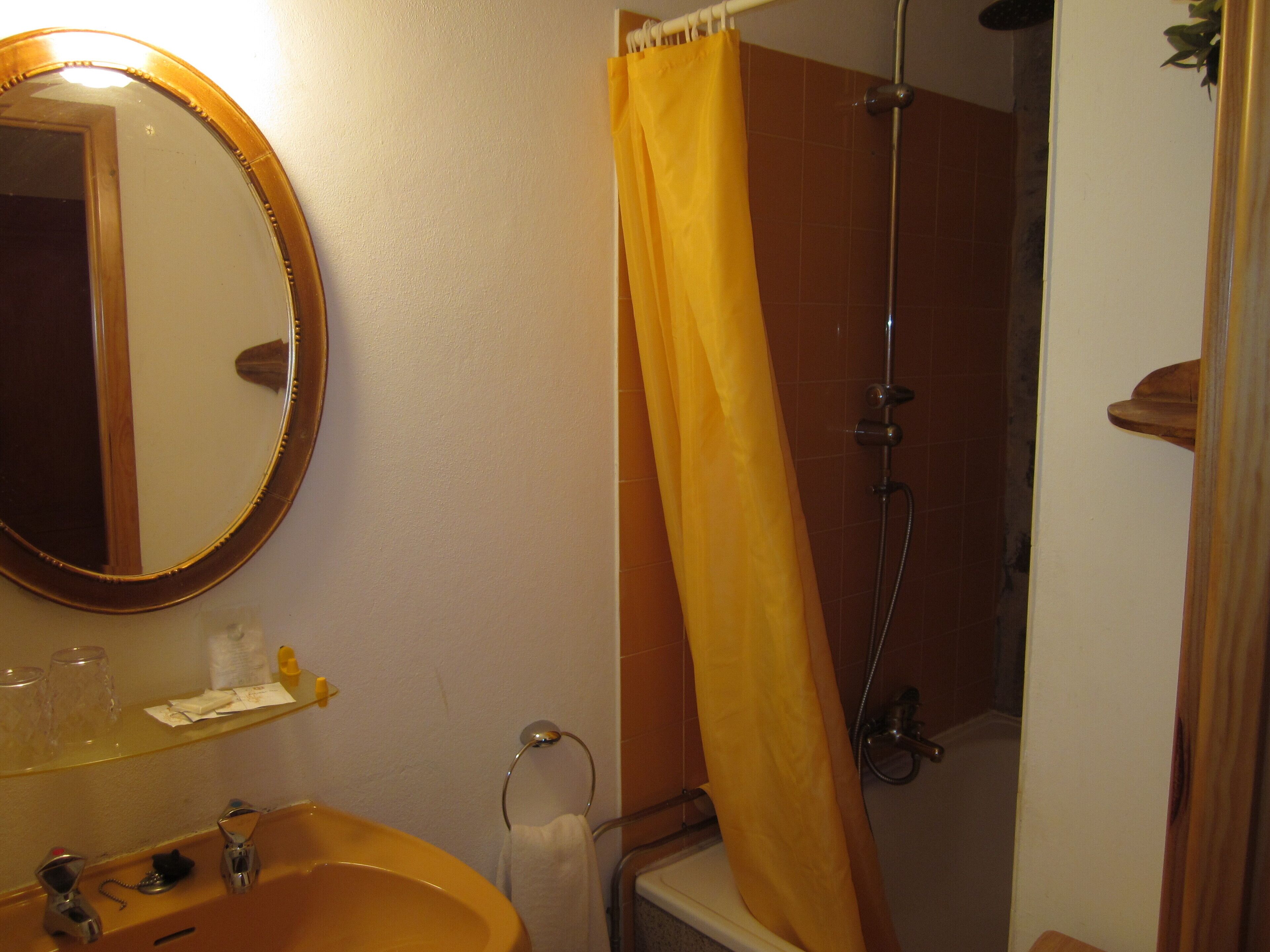 LOWER HOUSE - HOUSING TOURISM