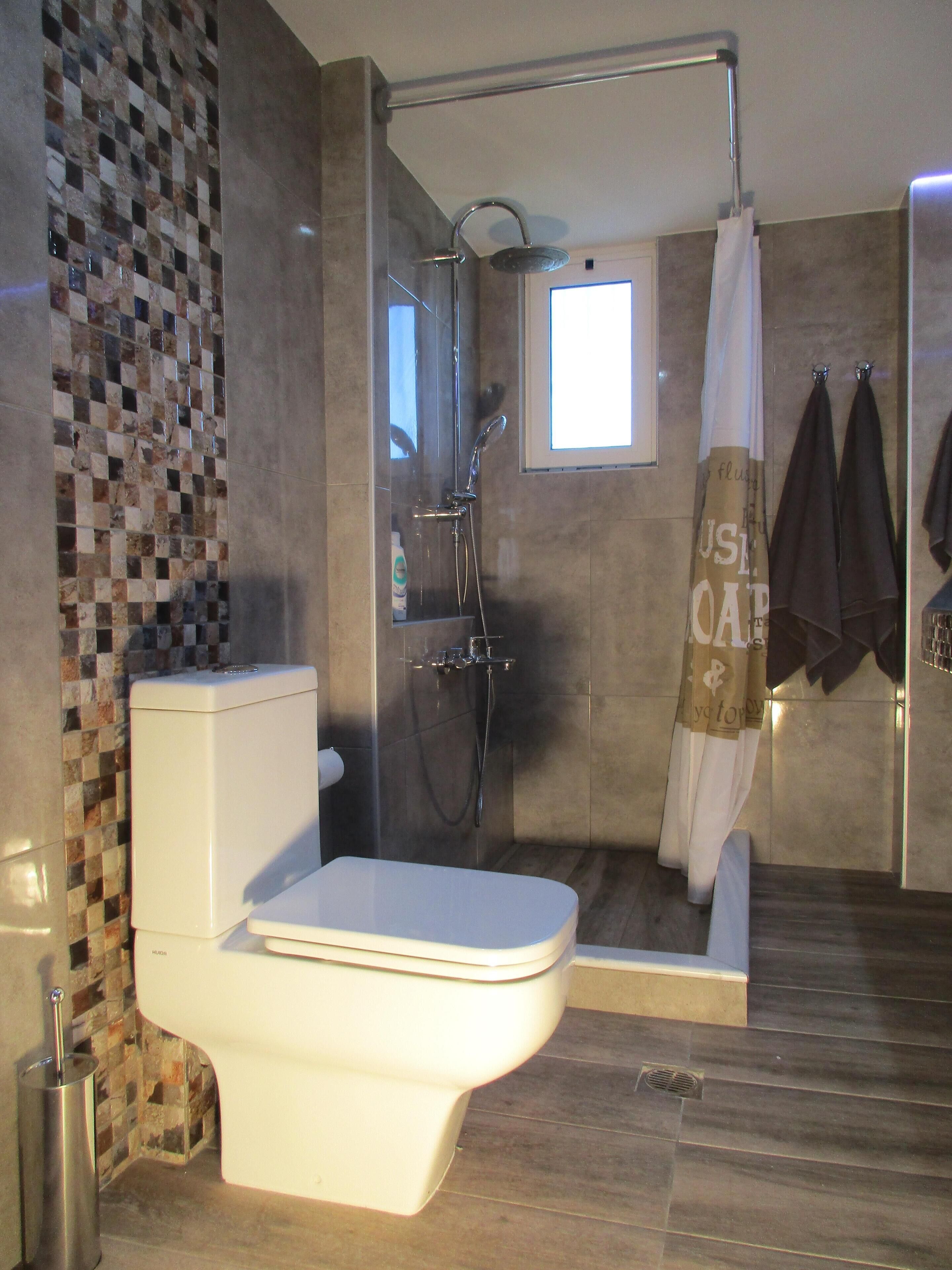 Dimitris Corinthian Villa  with beautiful garden near the beach and  the center.