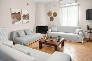 Smart TV, fireplace, stereo