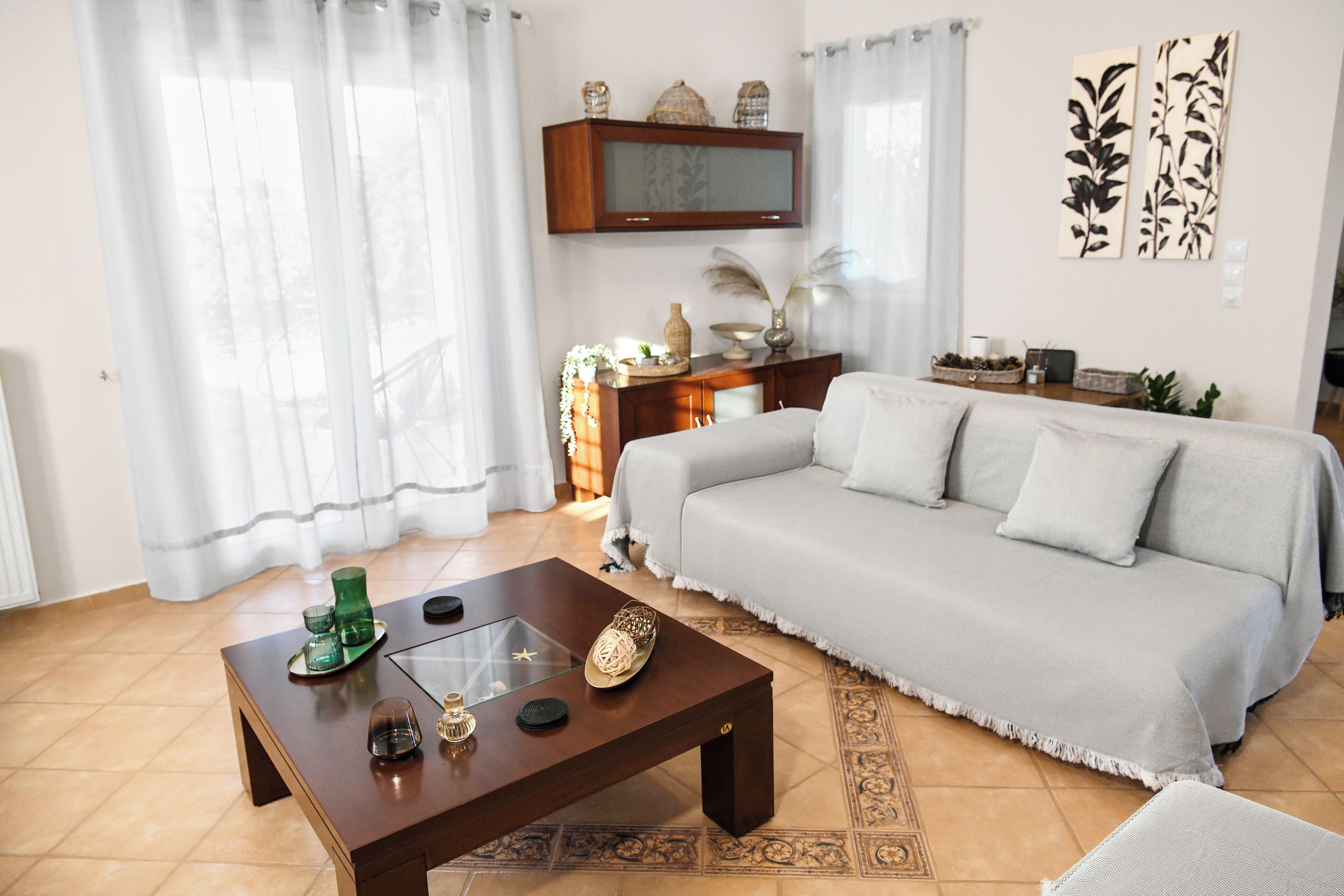 Smart TV, chimenea y estéreo 