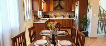 Dimitris casa corintia con hermoso jardín cerca de la playa y del centro.