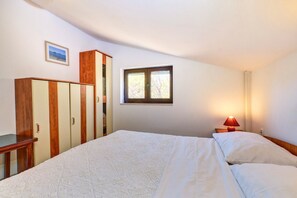 2 quartos, acesso à internet, roupa de cama
