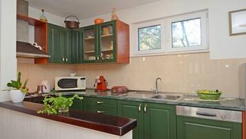 冷蔵庫、電子レンジ、食器洗い機、調理器具と食器