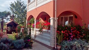 Property grounds - Apartments Anto, (15093), Pula, hr (Pula)