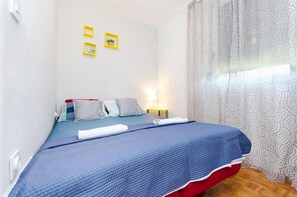 2 bedrooms, internet, bed sheets