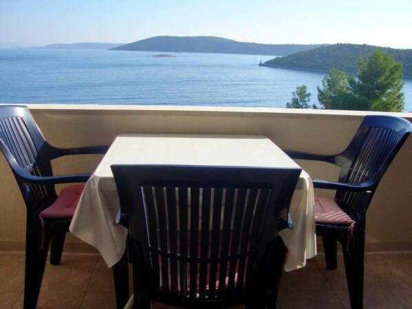 Outdoor dining - Apartments Ivan, (11872), Vinišće, hr (Vinišće)