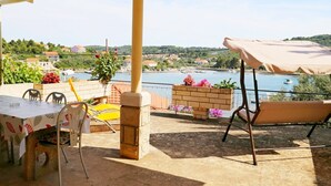 Outdoor dining - Apartment Doma, (13127), Lumbarda, hr (Lumbarda)