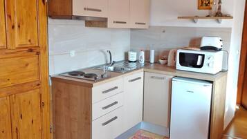 Kühlschrank, Ofen, Kochgeschirr/Geschirr/Besteck