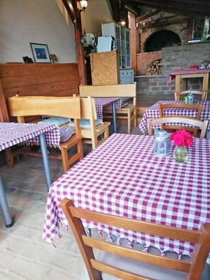 Outdoor dining - Apartments and rooms Željko, (12621), Rakovica, hr (Rakovica)