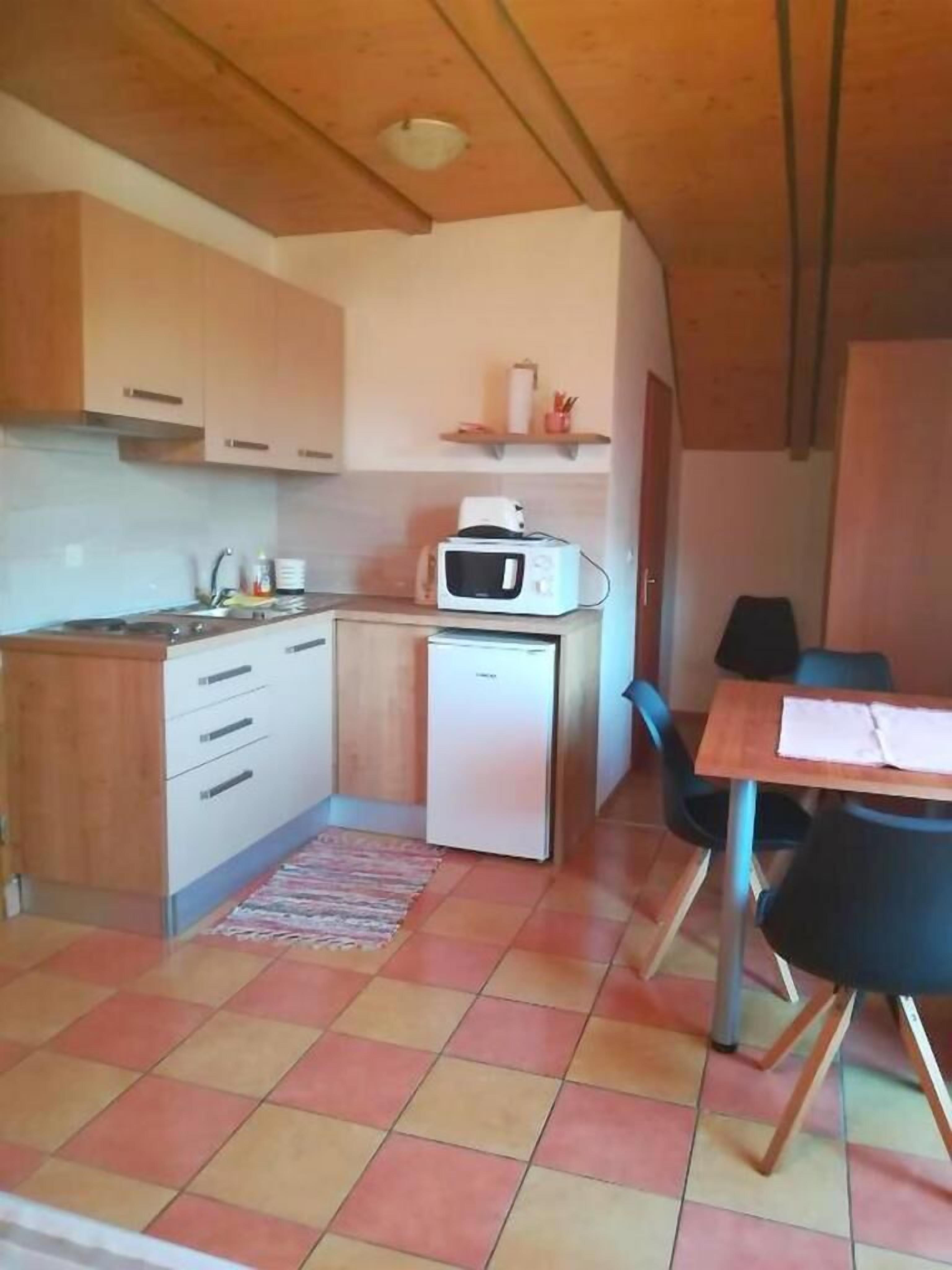 Refrigerador, horno y utensilios de cocina 