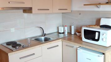 Kühlschrank, Ofen, Kochgeschirr/Geschirr/Besteck