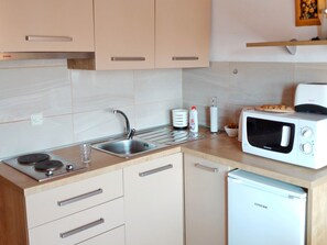 Frigorífico, horno y utensilios de cocina