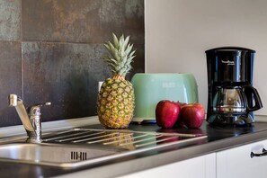 Kühlschrank, Mikrowelle, Ofen, Herdplatte