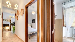 Une chambre d’hôtel moderne avec un grand lit, une porte en bois et une vue sur le balcon.
