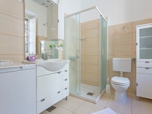 Douche, séchoir à cheveux, bidet