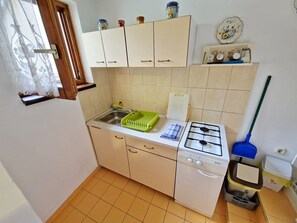 Fridge, toaster, cookware/dishes/utensils - Apartments Zlatko, (13174), Icici, hr (Icici)