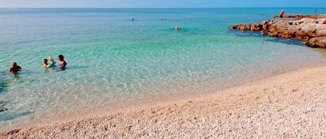 靠近海滩
