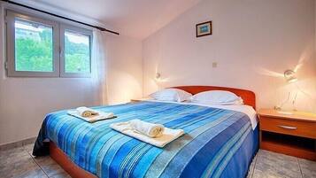 1 bedroom, iron/ironing board, internet, bed sheets