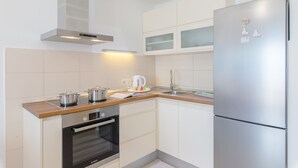 Fridge, oven, dishwasher, cookware/dishes/utensils - Apartment Filip, (15878), Duce, hr (Duce)