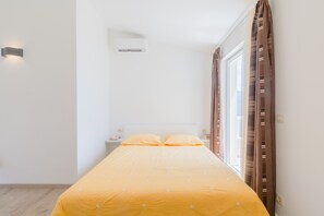1 habitación, acceso a internet y ropa de cama
