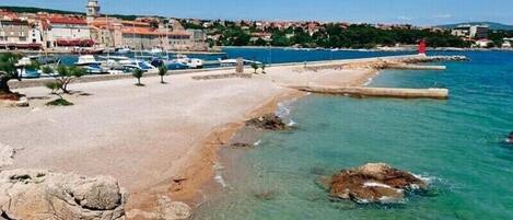 Una spiaggia nelle vicinanze