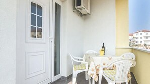 Outdoor dining - Apartments Graciella, (14129), Lovrecica, hr (Lovrecica)