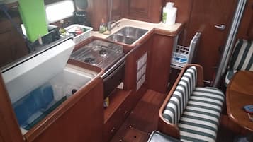Frigorífico, horno, placa de cocina y cafetera o tetera