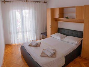 4 bedrooms, Internet, bed sheets - Apartments Nada, (11647), Sućuraj, hr (Sućuraj)