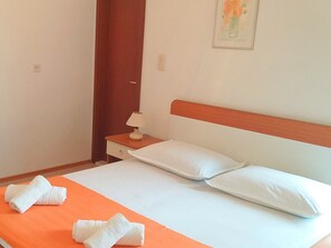 2 bedrooms, internet, bed sheets - Apartments Ive, (13590), Pisak, hr (Pisak)