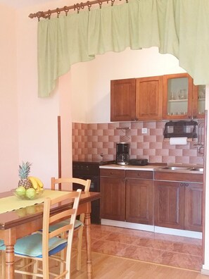 Fridge, cookware/dishes/utensils - Apartments Ive, (13590), Pisak, hr (Pisak)