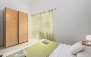 1 bedroom, internet, bed sheets