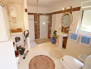 Shower - Holiday home Željko, (13634), Sucuraj, hr (Sucuraj)