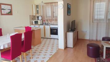 Geladeira, talheres/pratos/utensílios de cozinha