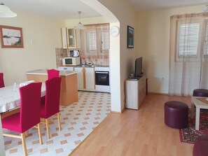 Kühlschrank, Kochgeschirr/Geschirr/Besteck