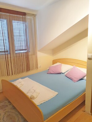 2 bedrooms, internet, bed sheets