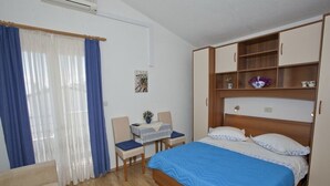 Room - Apartments and rooms Meri, (8555), Baška Voda, hr (Baška Voda)